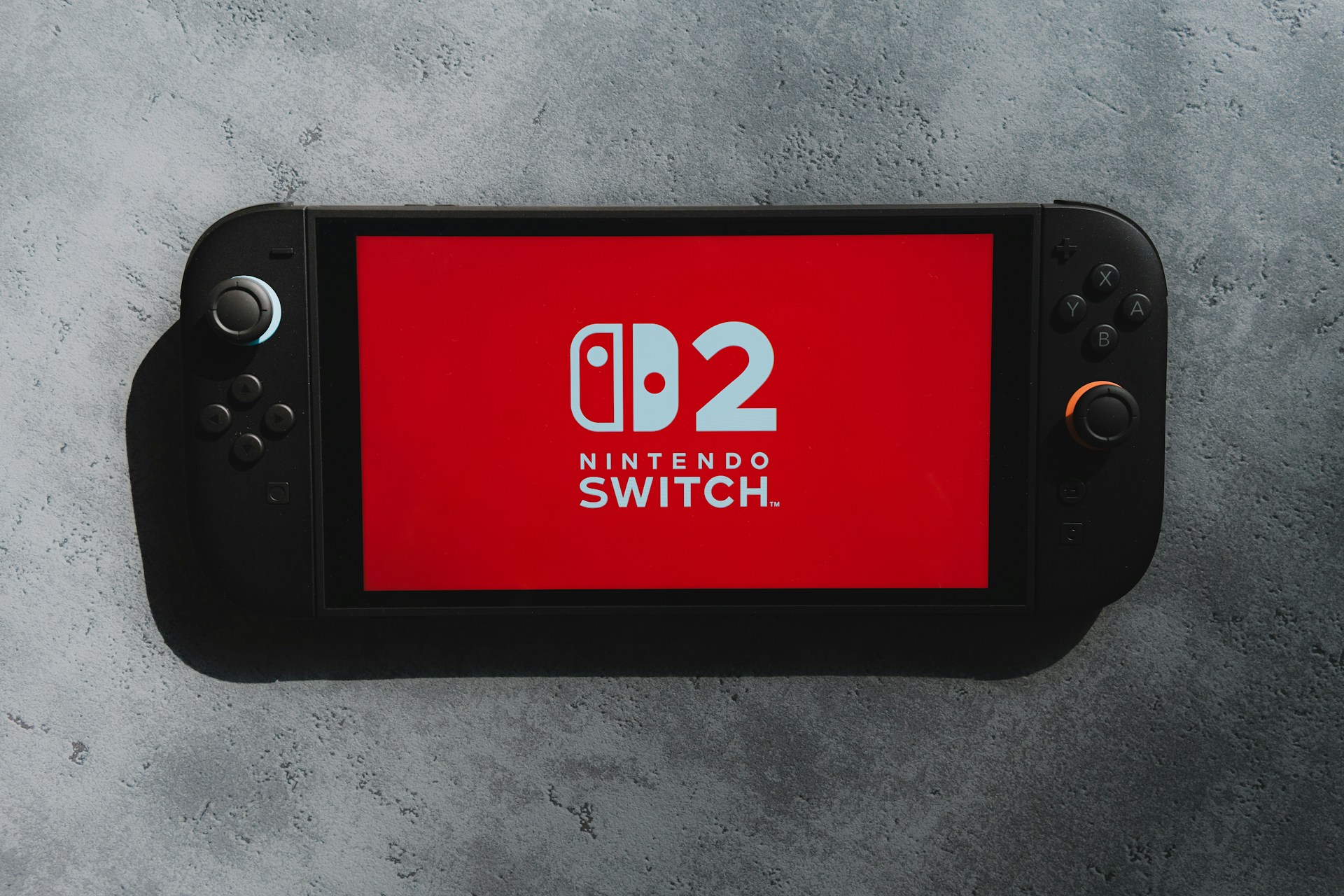 Console Nintendo Switch 2 con lo schermo acceso in rosso