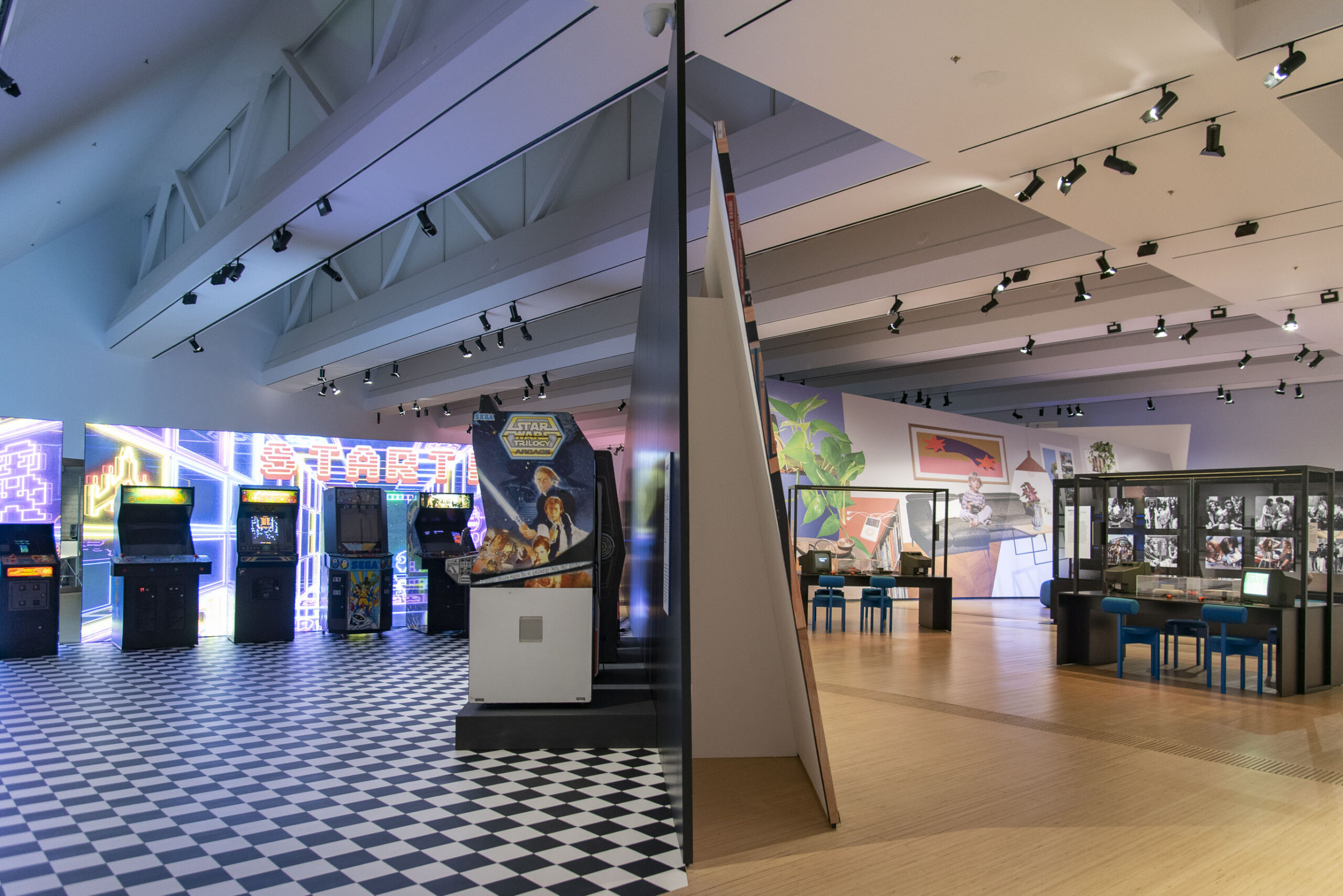 La sala arcade della mostra Players all'M9 di Mestre, con i cabinati originali e il Star Wars Trilogy Arcade