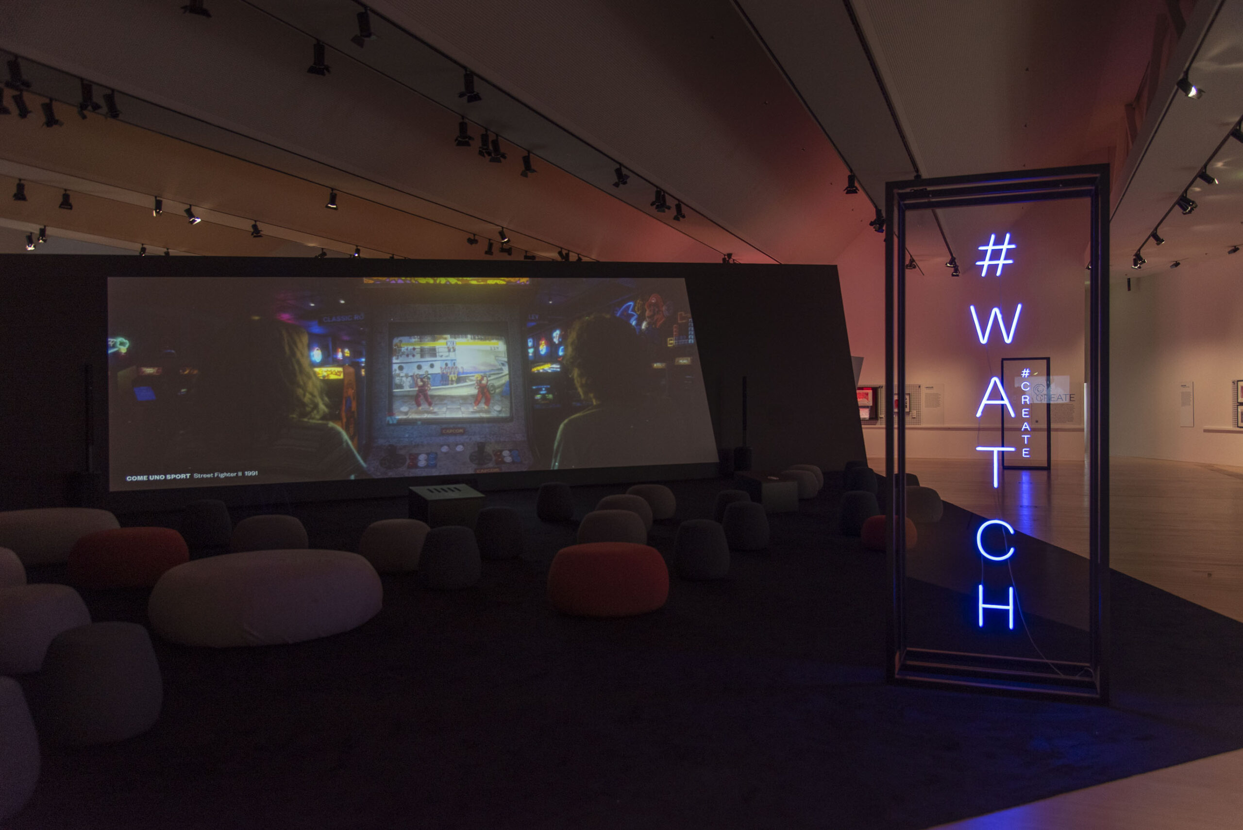 La sezione #Watch della mostra Players all'M9, con la proiezione di Street Fighter II