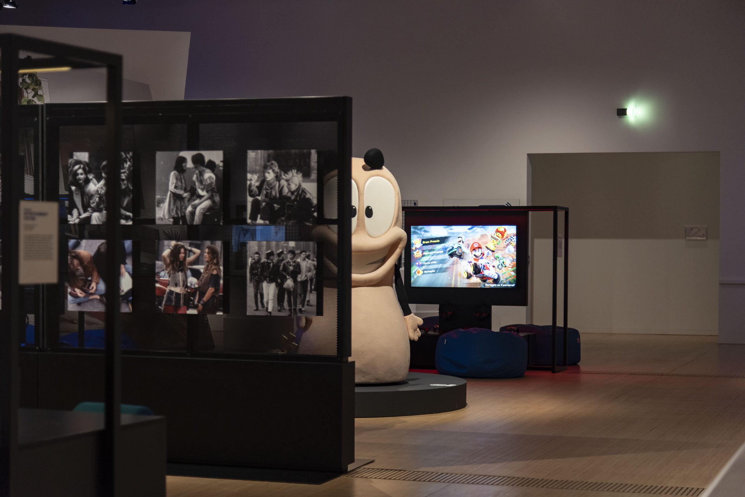 Il verme gigante di Worms accanto a una postazione di Mario Kart nella mostra Players all'M9